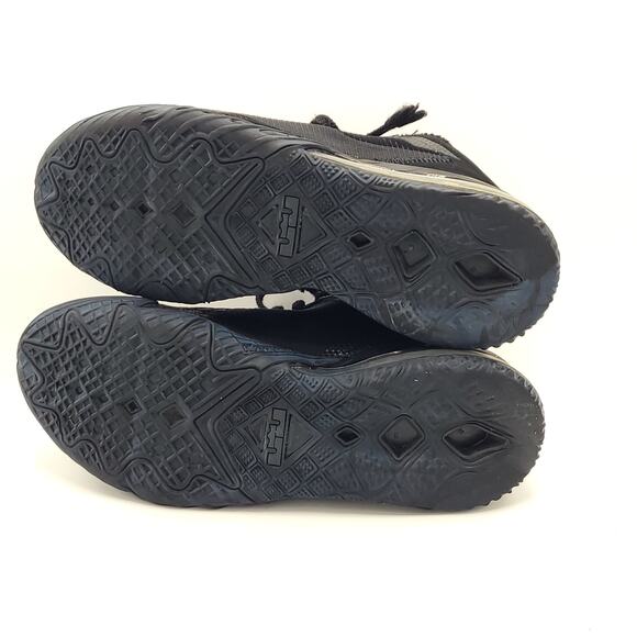 Nike Lebron XVIII Low Triple Black CV7562-004 men\'s size 7.5 main image 9